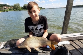 Luky sa naučil hádzať poriadne ďaleko, čo mu aj prinieslo tohto pekného kapríka.